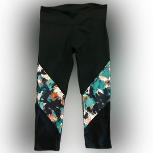 FABLETICS CROPPED LEGGINGS BLACK AND FLORAL SIZE SMALL